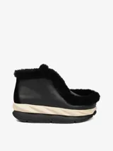 Bota negra de cuero con forro de borrego y suela de plataforma ondulada en dos tonos.