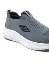 Championes deportivos Umbro modelo Magna para hombre, tipo slip-on sin cordones, confeccionados en tejido knit azul marino con suela gruesa de goma blanca.