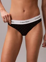 Bombacha clásica estilo bikini de Calvin Klein en color negro con monograma estampado en toda la prenda. Cuenta con una pretina elástica blanca con el logo de la marca en contraste.