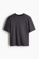 Remera gris oscuro de manga corta con cuello redondo y costuras oblicuas en los hombros.