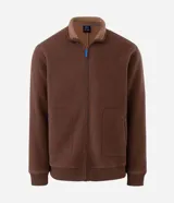 Buzo abierto de hombre confeccionado en tejido sherpa color marrón, con cuello alto, cierre frontal completo y bolsillos laterales. Presenta un diseño de calce regular con acabado interior polar para mayor abrigo.