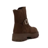 Botas cortas color beige con hebilla decorativa y suela track.