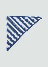 Pañuelo triangular con estampado de rayas combinadas en azul y blanco.