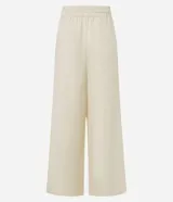 Pantalón pantalona color crudo, confeccionado en viscolino, con elástico y lazo en la cintura.