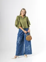 Pantalón wide leg de denim azul, con cintura elástica y apliques de flores grandes en tela vaquera en las piernas.