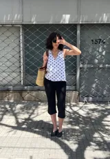 Top halter reversible con escote en V, confeccionado en tela estampada.