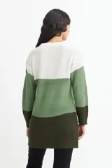 Sweater de tejido de punto con franjas horizontales en color blanco, verde claro y verde oscuro. Tiene cuello en V con botones.