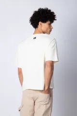 Remera de corte boxy y holgado, confeccionada en algodón pesado, con cuello redondo y diseño liso.