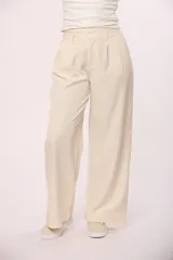 Pantalon sastrero de corte recto y tiro alto, con diseño de pinzas frontales, bolsillos laterales y cierre con botón.
