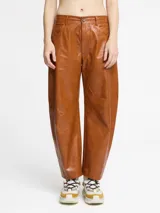 Pantalón marrón de cuero sintético, corte ancho y tiro alto.