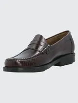 Zapato tipo mocasín de cuero color bordó con acabado brillante, diseño de antifaz clásico y suela de goma con tecnología de amortiguación.