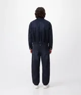Campera de jean de corte boxy y color azul oscuro, con cuello alto, cierre frontal oculto con botones a presión y bolsillos laterales. Diseño de Blue Steel.