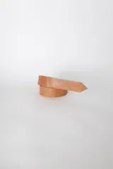 Cinturón de cuero color camel, tipo lazo simple, sin costuras ni agujeros, con punta afilada.