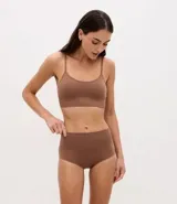 Bombacha de tiro alto confeccionada en poliamida seamless con textura acanalada y cintura elástica.