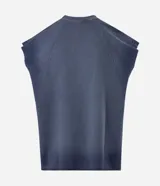 Musculosa boxy azul de algodón liviano, con cuello redondo, recortes raglán, sisas sin dobladillo y estampa frontal con lettering de Bad Manners.