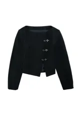 Campera corta de paño color negro, con escote redondo y manga larga. Presenta cierre frontal mediante tres ganchos metálicos decorativos. Diseño entallado con forro interior.