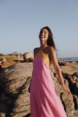 Vestido largo de lino en color beige, con escote halter y detalle de guarda pampa bordada en cuero en la parte superior.