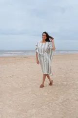 Túnica a rayas verticales anchas color gris y blanco, con mangas cortas y lazo en la cintura.