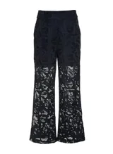 Pantalón de encaje negro con corte recto, tiro alto, cierre frontal con cremallera, dos bolsillos y forro incorporado.