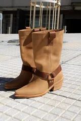 Bota de cuero color tostado con detalles en marrón.