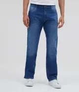 Pantalón de jean azul de corte recto, con tiro medio, bolsillos clásicos y cierre frontal de botón y cremallera, de la marca Marfinno.