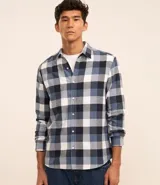 Camisa de algodón con estampado de cuadros en tonos azul, blanco y gris. Cuenta con cuello camisero, mangas largas abotonadas y corte comfort.