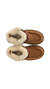 Botas cortas UGG Funkarra color marrón con plataforma, forro de piel sintética color marrón claro y cordones de tela estampados en rosa y marrón.