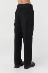 Pantalón cargo color beige de gabardina de algodón, con corte slouchy, fit amplio, cintura cruzada con cinturón integrado y bolsillos laterales con solapa.