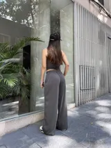 Pantalón negro de tela morley elastizada con líneas finas, corte recto y holgado, cintura elástica con cordón ajustable y bolsillos laterales.