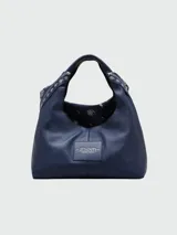 Bolso tipo saco de cuero azul marino con asas superiores. Incluye un pañuelo tipo bandana con estampado paisley blanco que se ata a una de las asas. Viene con un neceser o pouch a juego con estampado de estrellas y corazones.