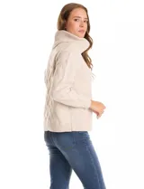 Buzo de punto grueso con textura en relieve, de cuello volcado y mangas largas con hombros caídos. Presenta puños y ruedo con terminación en rib.