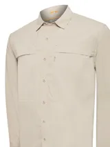 Camisa de manga larga color crema, diseñada para actividades al aire libre. Presenta cuello clásico, cierre frontal con botones, bolsillos en el pecho y ventilación en la espalda. Confeccionada en tela técnica ultraligera de secado rápido con protección UV.