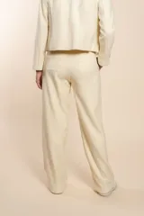 Pantalón de vestir marrón con textura tweed, de tiro alto y pierna recta.