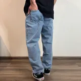 Pantalón de jean celeste de corte amplio, estilo baggy.
