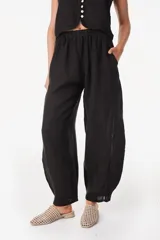 Pantalón de lino italiano color terracota, de corte relajado y fluido con cintura elástica fruncida.