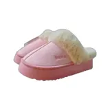 Pantuflas de gamuza negra con plataforma, forradas internamente con corderito sintético color crema. Presentan un diseño sin talón y detalle bordado en el empeine.