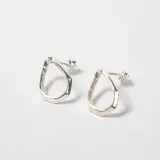 Par de caravanas de plata 925 con diseño geométrico en forma de gota calada y cierre de presión.