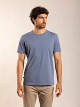 Remera de manga corta con cuello redondo, confeccionada en algodón, con pequeño logo bordado en el pecho.