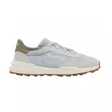 Championes Lacoste modelo Elite Active Evo, de diseño deportivo con paneles de nylon acolchado y refuerzos de gamuza en tono gris claro. Presenta suela de goma con relieve y logo de la marca en el lateral.
