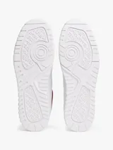 Zapatillas de estilo retro baloncesto Tommy Hilfiger, de corte bajo, confeccionadas en piel y poliuretano. Presentan un diseño en color blanco con paneles en contraste en color granate y azul marino en el talón. Cuentan con suela gruesa de goma, detalle de ventilación en la parte superior y logo de la marca en el lateral y la lengüeta.