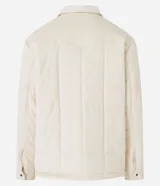 Campera puffer de terciopelo cotele color crema, con cuello inglés, manga larga, abotonado delantero y bolsillos de solapa en el pecho.