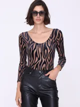 Body de tul con estampado animal print de cebra en tonos marrones y negros, con mangas largas y escote redondo.