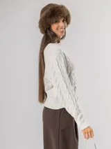 Sweater de punto con diseño de ondas en relieve y tejido con hilo de lurex que aporta un brillo sutil. Presenta cuello redondo, mangas largas y terminaciones en rib acanalado.