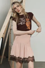 Camiseta slim fit de manga corta y cuello redondo, color marrón, con estampado frontal de Fozzie Bear de The Muppets y la frase "Maybe the best 'old-school' comic friend anyone could ask for!".