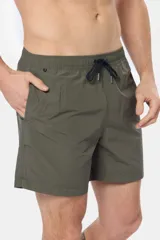 Short de baño negro liso, con cintura elástica y cordón regulable, dos bolsillos laterales y suspensor de malla fina.