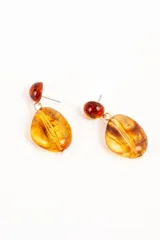 Aros colgantes con diseño de piedras en tonos ámbar y carey, compuestos por un botón superior semiesférico y un dije inferior de forma irregular.