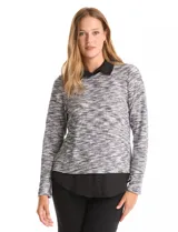 Buzo de tejido fino con efecto melange en tonos gris y blanco, que incorpora cuello tipo solapa y ruedo en gasa negra, simulando una camisa debajo. Posee mangas largas y un diseño de corte recto.