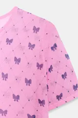 Top de punto fino color rosado, con cuello redondo, manga corta y estampado de lazos morados distribuidos en un patrón de rombos.
