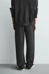 Pantalón relaxed fit tejido en hilatura de algodón con estructura, color verde militar. Presenta cintura elástica ajustable con cordón en contraste, bolsillos de vivo frontales y detalle de bolsillo trasero.