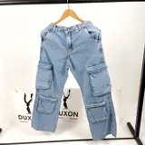Pantalón jean celeste de corte recto con múltiples bolsillos cargo en los laterales y en la parte delantera.